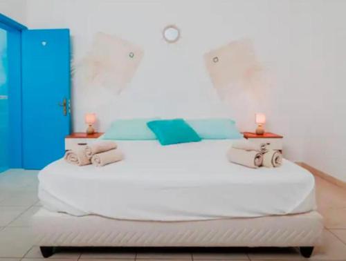 a bedroom with a large white bed with two lamps at Mediterranea in Torre Pali