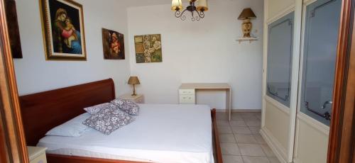 a small bedroom with a bed and a window at Villa Fiorita in Budoni