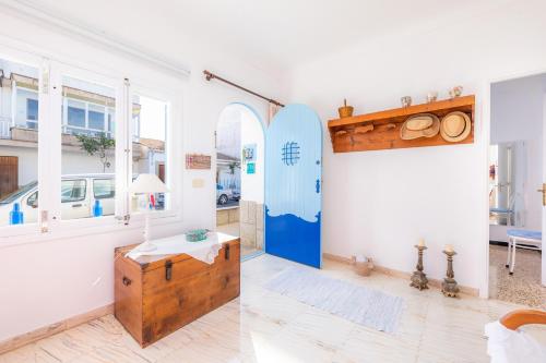 a room with a surfboard on the wall at Can Blau in Portocolom