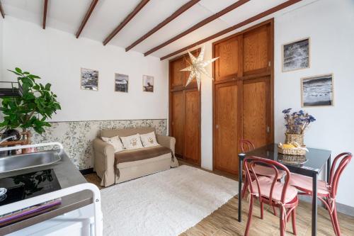 a living room with a table and chairs and a couch at La Estrella in Hermigua