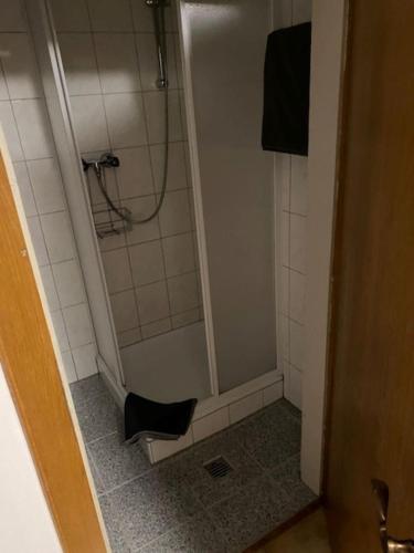 a shower in a bathroom with a tile floor at Studio Pepper in Stall
