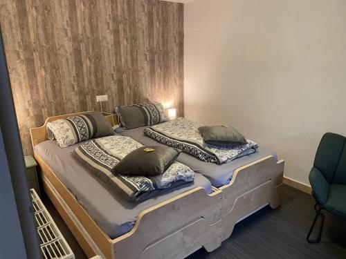 two twin beds with pillows on them in a room at Studio Pepper in Stall