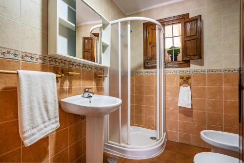 a bathroom with a sink and a shower at Ladera de los molinos in Padul