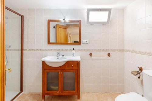 a bathroom with a sink and a mirror at Semisótano in Cartagena