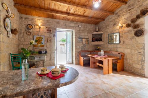 a kitchen and living room with a table in a room at Casa Il Carrubbo in Modica