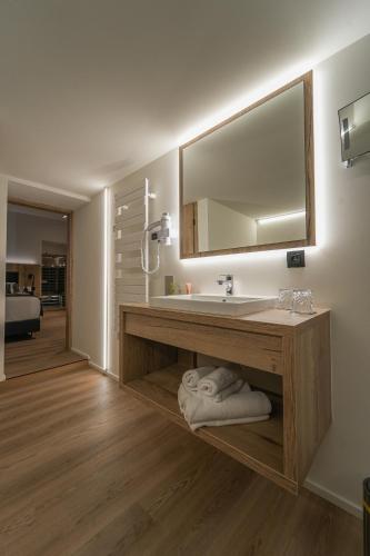 a bathroom with a sink and a mirror at Hotel Le Charme de la Semois in Alle