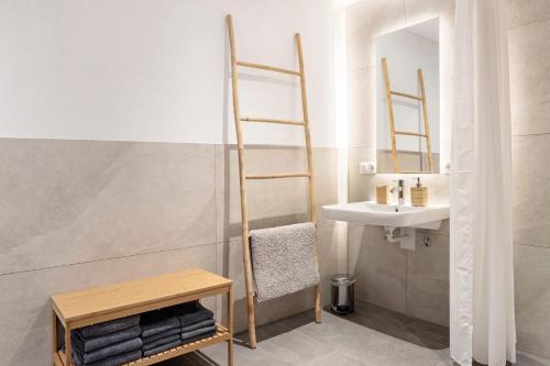 a bathroom with a ladder next to a sink at Ferienwohnung Götz in Roßhaupten