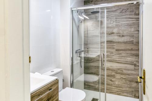 a bathroom with a shower with a toilet and a sink at Lago Sant Mauricio in Empuriabrava