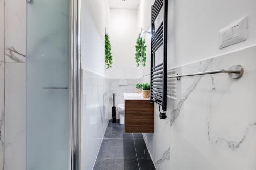 Luxury 4BR Apartment Newly Renovated, 2 Bathrooms, Smart Tv