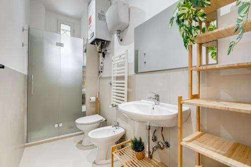 Luxury 4BR Apartment Newly Renovated, 2 Bathrooms, Smart Tv