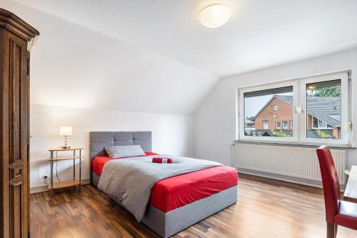 a white bedroom with a bed and a window at Monteurwohnung Schulze in Bad Bodenteich