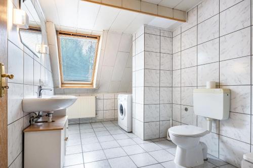 a bathroom with a toilet and a sink at Monteurwohnung Schulze in Bad Bodenteich