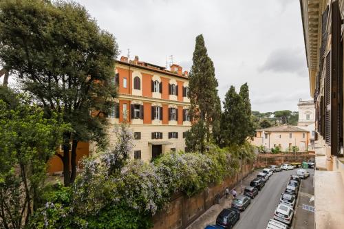 Luxury 4BR Apartment Newly Renovated, 2 Bathrooms, Smart Tv