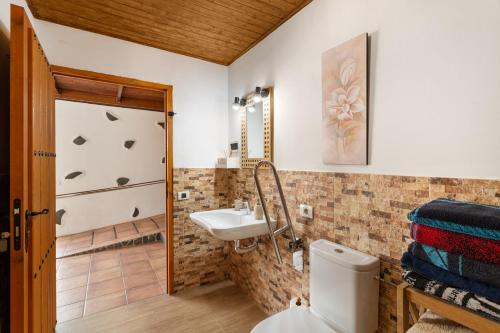 a bathroom with a toilet and a sink at Casa Las Toscas in Ingenio