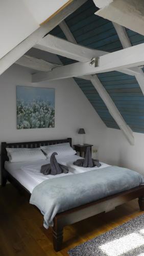 a bedroom with two beds in a attic at Fachwerkhaus Korntenne in Eimelrod