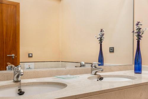 a bathroom with two sinks and a large mirror at Duplex Pedroza in Pozo Izquierdo