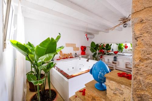 a kitchen with plants in a room at Nuvò-Lux e Spa in Veglie