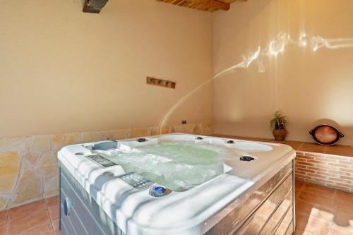 a jacuzzi tub in the corner of a room at Torre Piquer in Berge