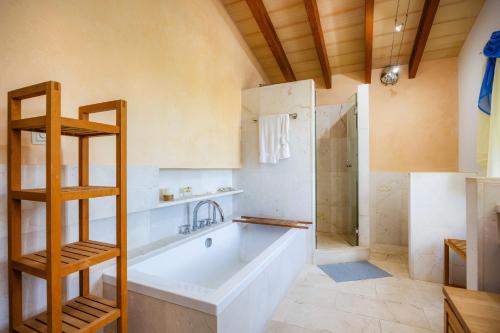 a large bathroom with a tub and a shower at Siesta del Sol in Manacor