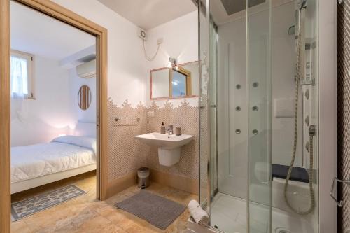 a bathroom with a shower and a sink at L'Angolo Monolocale- Porto Torres in Porto Torres