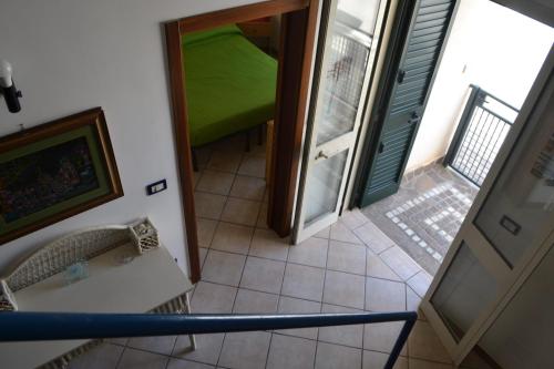 an overhead view of a room with a tennis court at Appartamento Ll06 a 60m dal mare in San Foca
