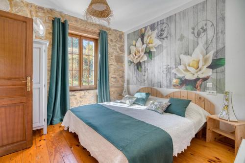 a bedroom with a bed and a painting of flowers at Gîte Jasmin in Plavilla