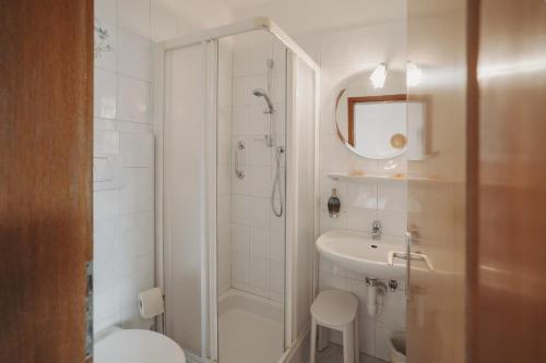 a bathroom with a shower and a toilet and a sink at Garni Unterweggütl in Naturno