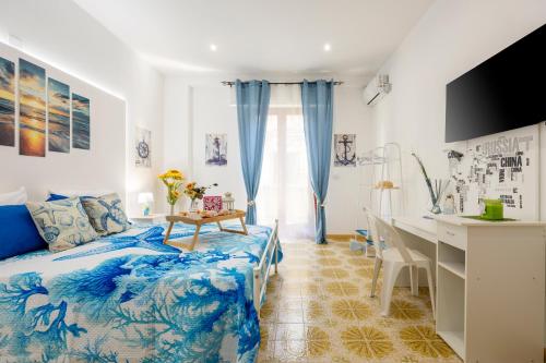 a bedroom with a bed and a desk at Sole e Amore in Casteldaccia