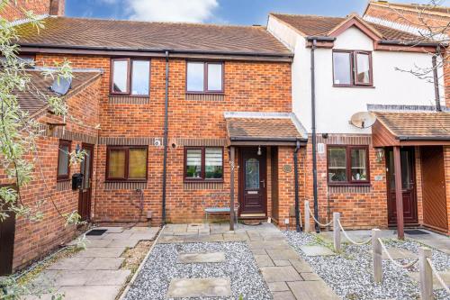 an exterior view of a brick house at Dolphin Cottage - Short walk to Poole Quay with Private Garden in Poole