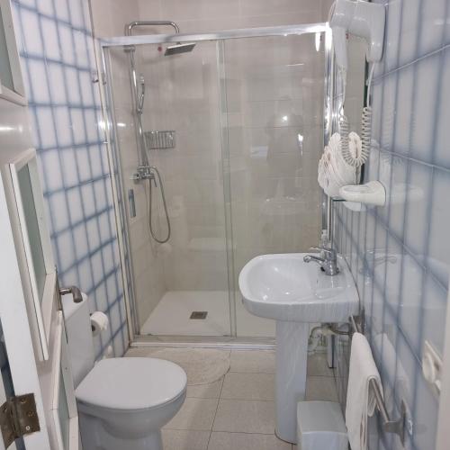 a bathroom with a shower and a toilet and a sink at Apartamento Portosun Estrella in Portocolom