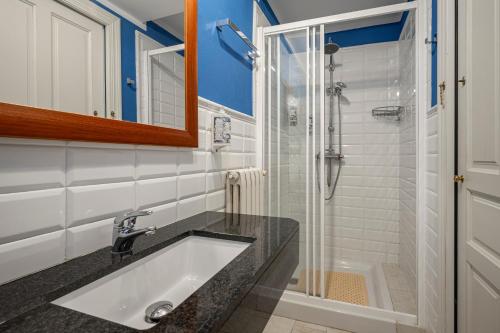 a bathroom with a sink and a shower at Apartamento 4 Casa Las Indianas in Selores