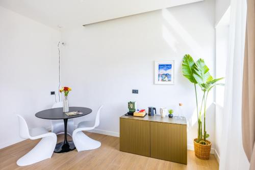 a room with a table and a potted plant at Relais Altacosta in Naples