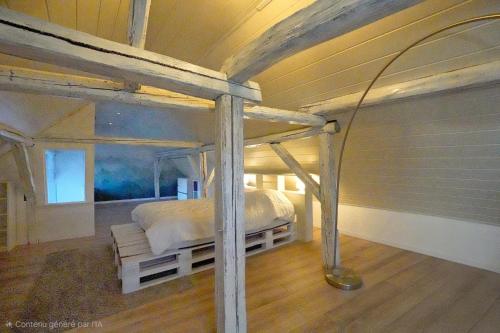 a bedroom with a bed in a room at Meublés de tourisme Griotte et Cannelle in Bergbieten