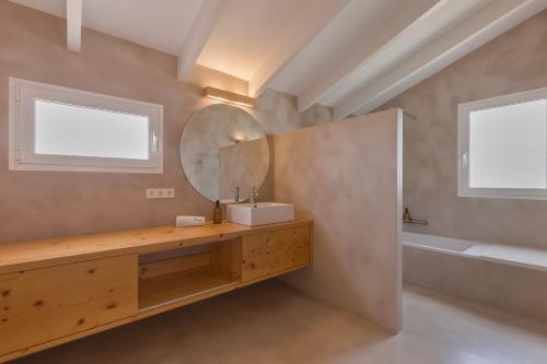 a bathroom with a sink and a mirror and a tub at Villa Linda in Punta Prima