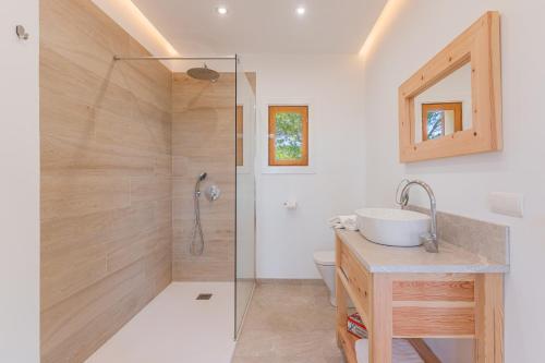 a bathroom with a shower and a sink at S'escodra in Llucmajor