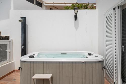 a jacuzzi tub in the middle of a room at Garden Apartment in Tías