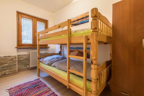 a bedroom with two bunk beds in a room at Ferienwohnung Gardasee Castion in Castion Veronese