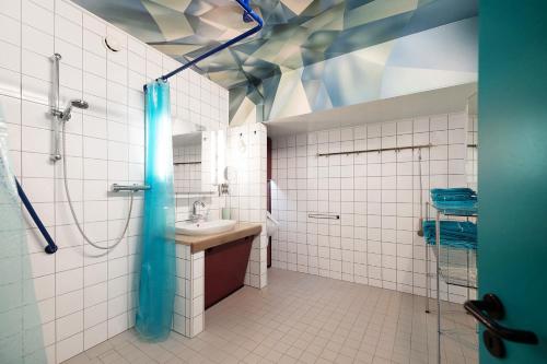 a bathroom with a shower and a sink at Ferienwohnung Kaleidoskope in Buhlenberg