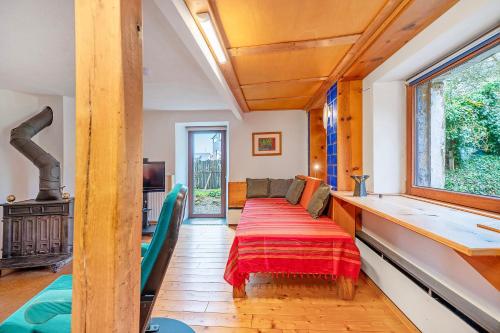a living room with a couch and a table at Ferienwohnung Kaleidoskope in Buhlenberg