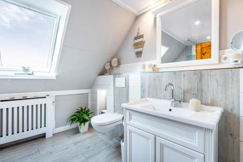a bathroom with a sink and a toilet at Ferienwohnung Freiblick in Neukirchen