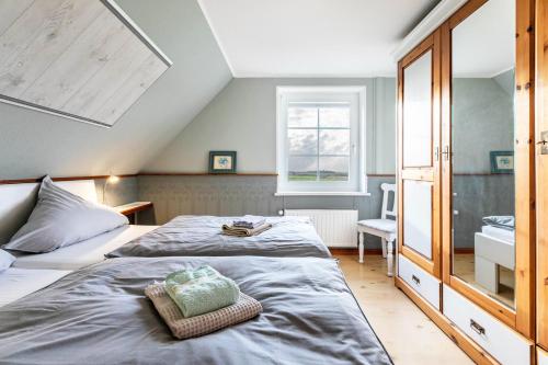 a bedroom with two beds and a sink at Ferienwohnung Freiblick in Neukirchen