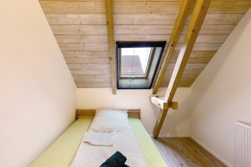 a small room with a bed and a window at Fewo am Flämingrand in Zahna-Elster