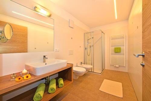 a bathroom with a sink and a toilet at Moarhof in Rosa