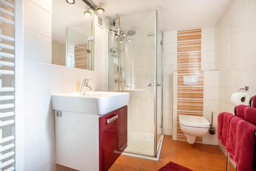 łazienka z umywalką, prysznicem i toaletą w obiekcie Ferienwohnung Bleichen 14 w mieście Stralsund