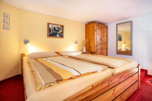 sypialnia z dużym łóżkiem w pokoju w obiekcie Ferienwohnung Bleichen 14 w mieście Stralsund