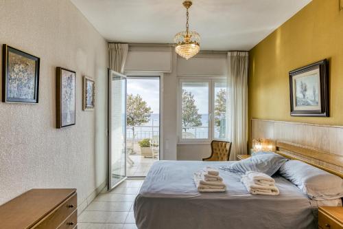 a bedroom with a bed with two towels on it at Carrer del Mar in Palamós