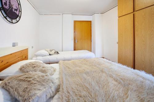 a bedroom with two beds with faux fur at Lovin Summer in Livigno
