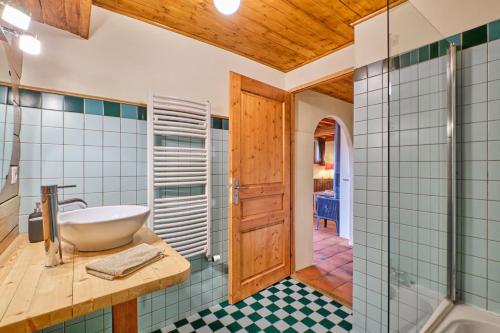 a bathroom with a sink and a shower at Chalet il fera beau demain in Villard-Reculas
