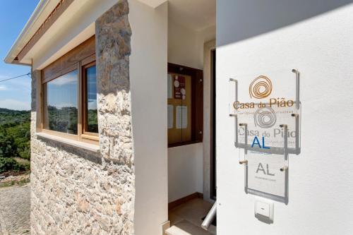 a sign on the side of a building at Casa Do Pião - Turismo Rural in Ancião