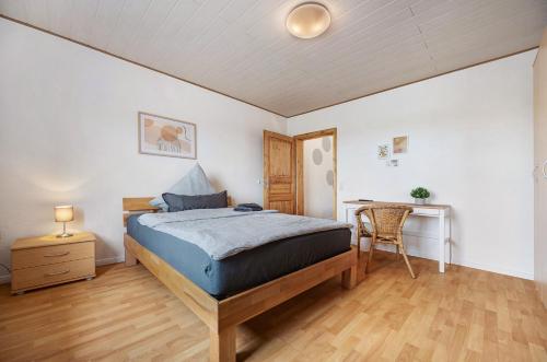 a bedroom with a bed and a desk with a chair at Ferien-Monteurwohnung Kaiser in Uelzen